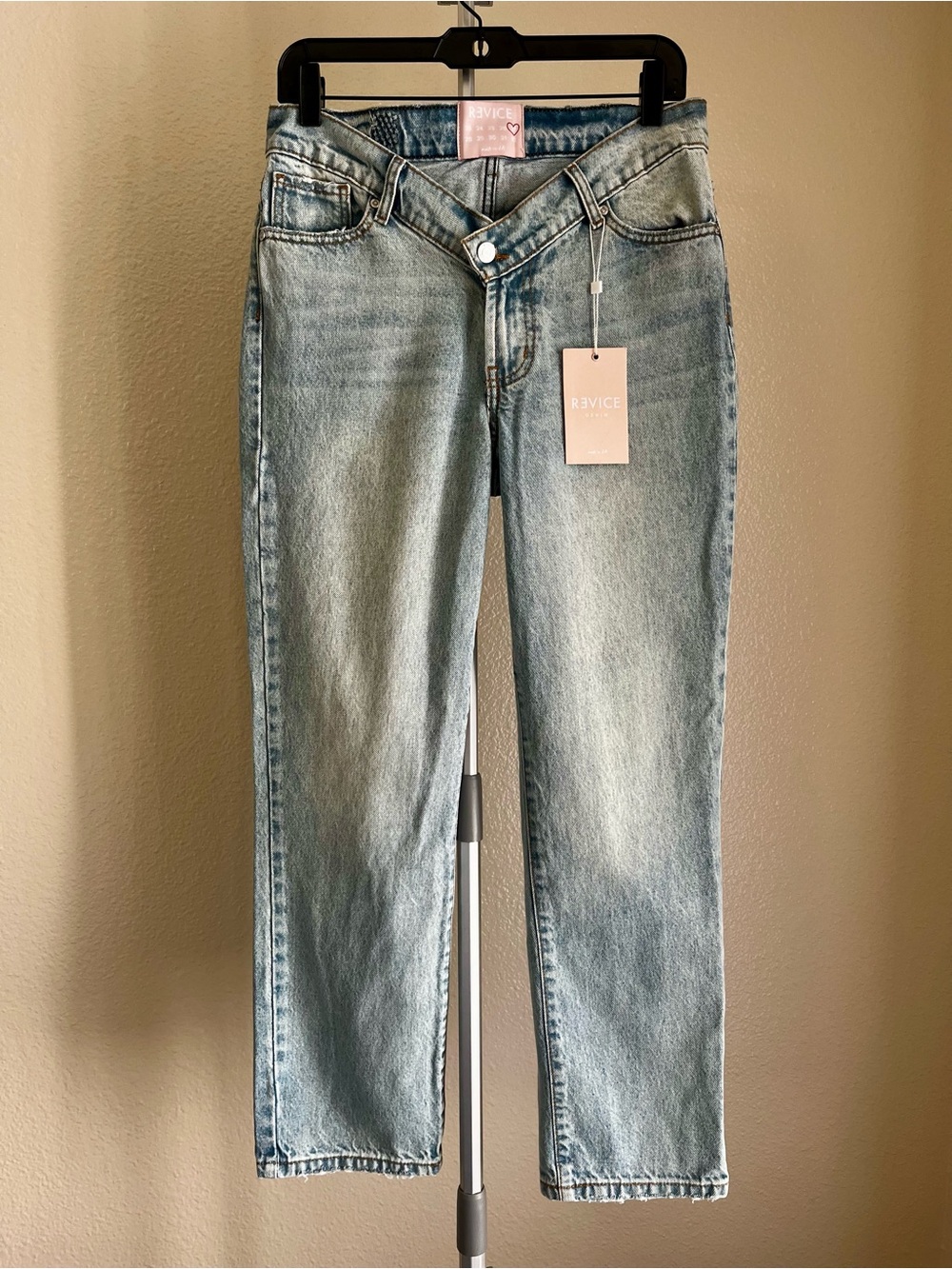 REVICE Viper Up All Night Straight Leg V Waist Light Wash Jeans Size 29 NWT